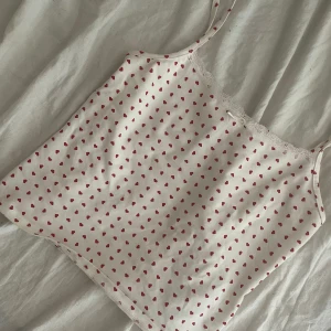 hjärtlinne  - säljer detta jätte fina linne med hjärtan på från gina-tricot. Den kommer aldrig till någon användning då den inte är min stil! 