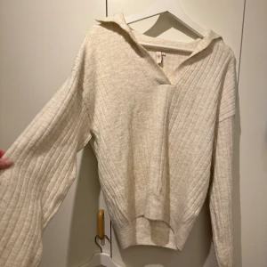 Tröja från Nelly - Säljer denna snygga tröjan från Nelly!! Nästan aldrig använd!! 