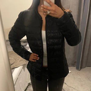 Vår jacka - Säljer denna jacka som jag köpt på Plick pga av att säljaren skickade fel jacka. Så inget fel på jackan utan det är inte den jackan jag ville ha. Skriv för mer information och bilder🩷🩷
