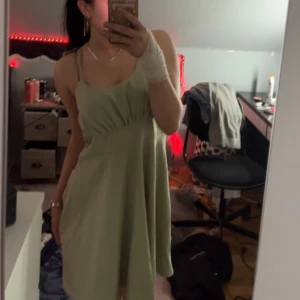 Grön klänning - En fin grön somrig klänning, knappt använd då den är för stor för mig