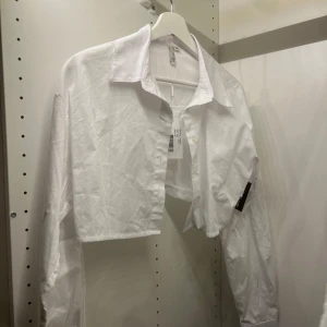 croppad skjorta - En helt oanvänd kort skjorta från nelly