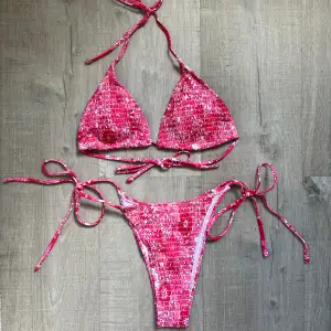 Säljer denna rosa blommiga bikini i stl M. Aldrig använd 