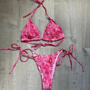 Rosa bikini  - Säljer denna rosa blommiga bikini i stl M. Aldrig använd 