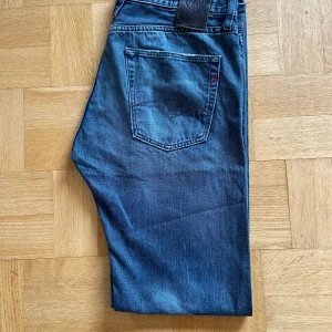 Replay jeans - Replay jeans i mycket bra skick förutom att det är en tillverkningsskada på vänster lår. Storlek W32 L34 i modellen Lenrick. Slim modell