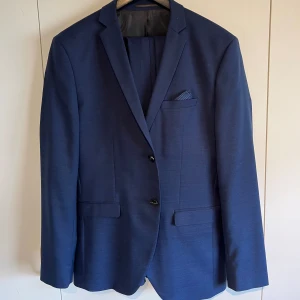 Kostym set - Säljer mitt kostym set med kavaj och kostymbyxor. Den är nyskick och har användes vid tre tillfällen. Modell super slim 
