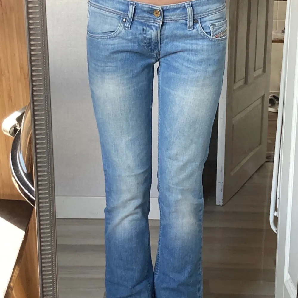 Jättefina low waisted jeans från märket Diesel i modellen Bootcut and Flare Jeans färgen Light Blie. Tyvärr lite korta på mig för min smak, men så sköna och stretchiga i materialet😫  Nyttpris var 2 000kr och säljer för 700kr eller högst bud!🫶🏼. Jeans & Byxor.