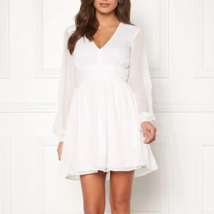 Studentklänning - Säljer oanvänd studentklänning från bubbleroom 🤍 ord pris: 699kr