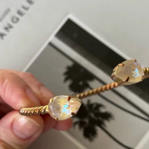 Armband från Caroline Svedbom - Fantastiskt fint och klassiskt armband från populära designern Caroline Svedbom i vackra färgen Ivory cream delight.  Mini Drop Bracelet är en stilfull detalj på din handled och gnistrar tack vare sina två droppformade kristaller av högsta kvalitet. 