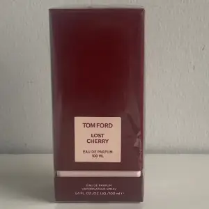 Säljer min Tom Ford, Lost Cherry parfym som är helt ny oöppnad, jag fick den som present av min pojkvän. Säljer pga att jag har tillräckligt många parfymer redan. Vid frågor hör av dig. 💕