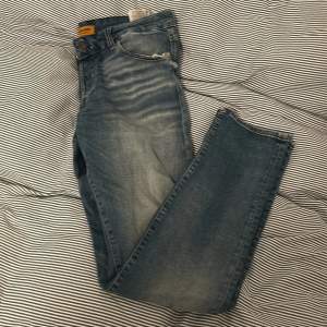 Jack and Jones jeans slim fit i storlek 36/32. Använt en del men fräscha. 