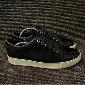 Lanvin skor - Sjukt snygga lanvin skor i uk 7 passar alltså både 41 och 42. Skorna är i skick 8/10 bara lite tecken på att dem är använda. Skorna har varit hos skomakare för cirka en månad sedan. Skriv vid övriga frågor och såklart så ör dem äkta:) Nypris≈4500