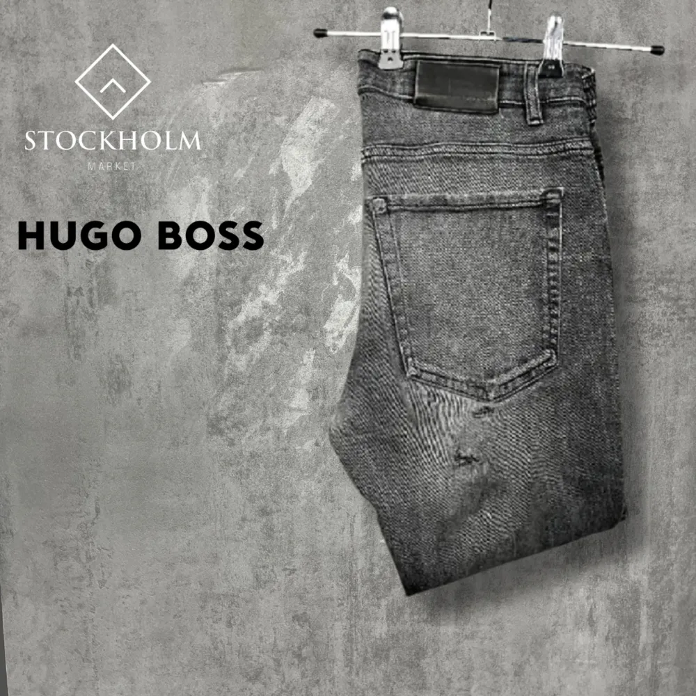 Vi säljer nu dessa jeans i märket Hugo Boss, dom är i gott skick, Dom är slimfit!Defekt: Lite skadad under höger bakficka. Skriv vid frågor och funderingar💭. Jeans & Byxor.