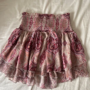 Kjol - Jättefin kjol som är super trendig!!😍😍😍 storlek xs med stretchig midja