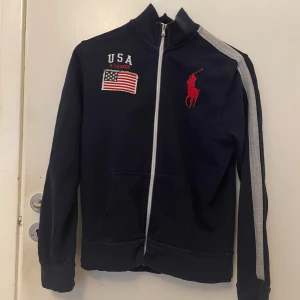 Ralph Lauren zip - Säljer min gamla ralph lauren zip tröja eftersom att den är för liten och inte längre används. Skick: 7/10