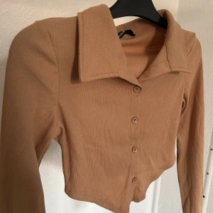 Snygg formgivande Beige crop top - Funkar till både vardags & festligheter! Aldrig använd 