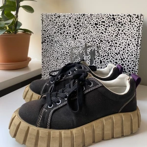 Eytys Odessa - Svarta Eytys Odessa Strl 37! Använda men i bra skick! Lite slitna inuti hälen samt lite missfärgningar på eytys ”lapparna” vid skosnöret (se bilder). Köpta för 1600!Pris kan diskuteras! 