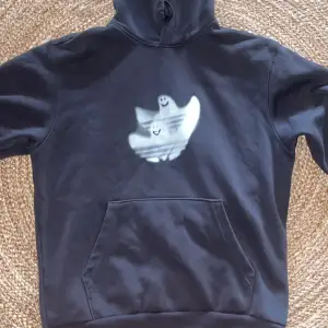 Adidas hoodie som säljs pga att den inte används längre. Jätte fint skick förutom att ena snöret är lite sönder längst fram. Köpt för 799kr