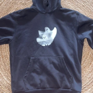 Adidas hoodie - Adidas hoodie som säljs pga att den inte används längre. Jätte fint skick förutom att ena snöret är lite sönder längst fram. Köpt för 799kr