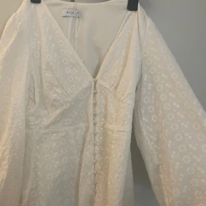 Studentklänning  - Jag säljer denna fina klänningen från Vila  som passar perfekt till studenten. Helt ny endast testad. Säljer pgr hittat en annan😊 nypris 799kr