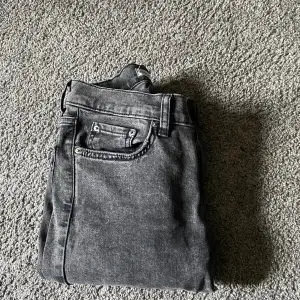 Ett par jätte fina gråa jeans från Gina tricot🤍 säljer dom pga av att dom är lite stor i midjan på mig men dom är i gott skick använd ca 6-7 gånger köpt i julas❤️ 