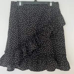 säljer min prickiga kjol i storlek xs, aldrig använd och jätte fint skick! skriv för fler bilder, köparen står för frakten