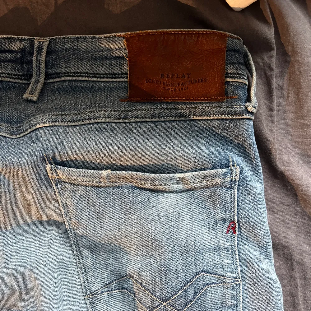 säljer mina snygg Replay jeans med slitningar då de är för små för mig. Passar dig som är runt 180 lång och relativt bred. Nypris ligger på 1799.. Jeans & Byxor.