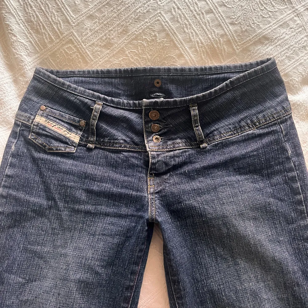 flared low rise/ waist bootcut mörkblå jeans från humana - MKT bra skick och passar jätte bra . Jeans & Byxor.