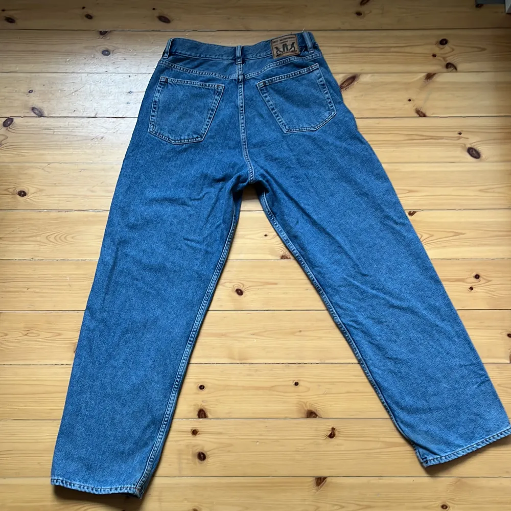 Säljer nu två sparsamt använda jeans från Sweet Sktbs i blå och grå färg🛹De är båda i storlek Xs och sitter baggy på mig som är 176 cm lång🙏Köper man ett par kostar det 250 men köper man båda samtidigt får man de för 400🐉 Par 1🟦: Kvar    Par 2⬜️: Kvar. Jeans & Byxor.