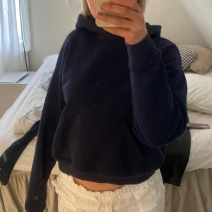 Marinblå hoodie - Den populära marinblåa hoodien från Gina 💗