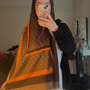 Scarf - Lång scarf bra kvalitet  med tag
