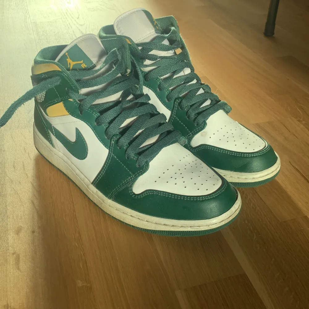  Säljer autentiska Air Jordan 1 Mid, köpta i Nike-butik i Santa Monica LA. Bra skick förutom litet håll i sulan på höger sida (se bild). Storlek 44. Pris: 449. Kontakta för mer info.. Skor.