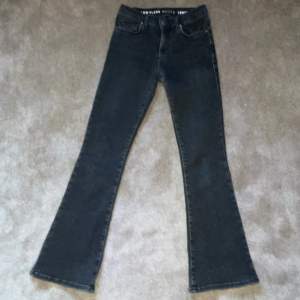 Snygga jeans köpta på bikbok för 600kr tror jag. De har används mycket men har inga defekter alls. Säljer pga att de har blivit för korta.  Innerbenslängd: 75cm Midjemått tvärs över: 35cm