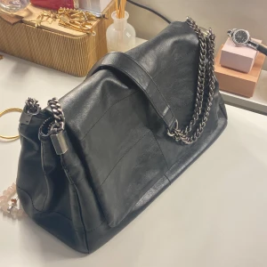 Zara väska  - Superfin zara väska har inga defekter och den är super rymlig.