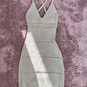 Slutsåld klänning -  Jättefin slutsåld klänning från H&M jag köpte den förra sommaren då jag bar den en gång och och inte använt mer den är helt slutsålda och inte få tag på längre den i storlek xs men skulle säga S. Öppen rygg på klänningen och väldigt fin v-ringning💞