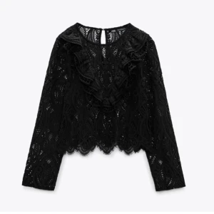 Spetsblus - Svart spets topp från Zara med volang på bröstet. Använd kanske en gång så bra skick