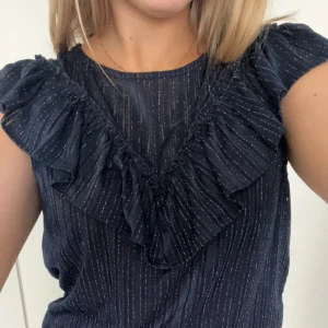 Blus ICHI - Jättefin glittrig blus från ICHI som inte längre finns att köpa i butik 💕Använd cirka 1 gång. Säljer då den inte kommer till användning.🙁 Storlek M (passar mig som brukar ha xs/S) Nypris: 500 kr