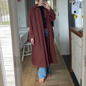 Kappa - Kappa köpt secondhand. Det saknas knappar men det är lätt att sy på de man tycker passar. Ganska tung och faller väldigt fint.