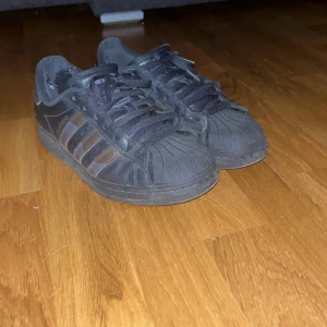 Dime X Adidas superstars - Tvär feta Dime skor från adidas som jag tyvärr inte använder längre då de blivit alldeles för små. Orginal priset är runt 4000 (kolla sista bilden) Tvättar absolut innan frakt.