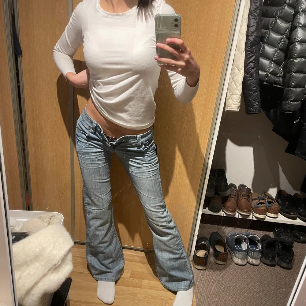 (21) Ljusblåa lågmidjade bootcut jeans helt nya med lappar kvar. Midjemått rakt över: 33cm, innerbenslängd: 83cm stretchiga 🩵. Jeans & Byxor.