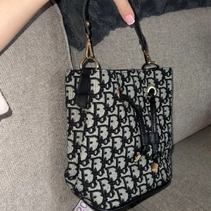 Väska  - Väska köpt för 900 kr säljs för 499 då den är i ny skick och inte använd 