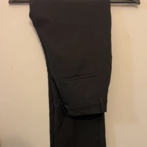 Bikbok Kostymbyxor  - Säljer Bikboks klassiska kostymbyxor i storlek 36, knappt använda 💕