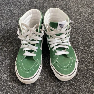 Vans skor - Jättesnygga höga, gröna vans i nyskick. jag har använt dem två gånger. Säljer för jag tycker dem är för små på mig.💚 köpta för 800 kr
