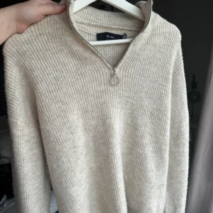 Stickad tröja - Stilren stickad tröja från Vero Moda, knappt använd så bra skick!