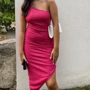 NA-KD Party - Säljer denna snygga paljettklänning från Nakd endast använd 1 gång. Sitter som en smäck och lyser upp jättefint med paljetterna på! Går att ha på bröllop men även bal. Klänningen är i storlek xs. Köpte den för 999kr. Säljer för 799kr