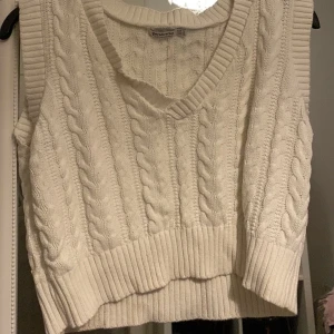 Olika överdelar  - 1. I storlek S , 2. I storlek XS, 3. I storlek S, 4. I storlek M , 5. I storlek M. Alla plagg är använda och jag säljer dom för 50kr/styck