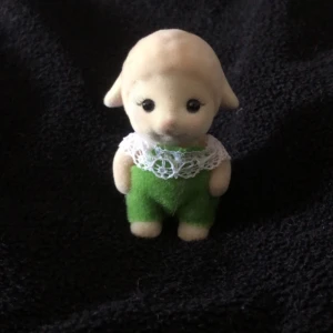 Sylvanian Families lamm <3 - 3cm Oanvänd. Lådan är intakt! Limited edition ”daycare series” - Urgulligt Samlarobjekt / dekoration