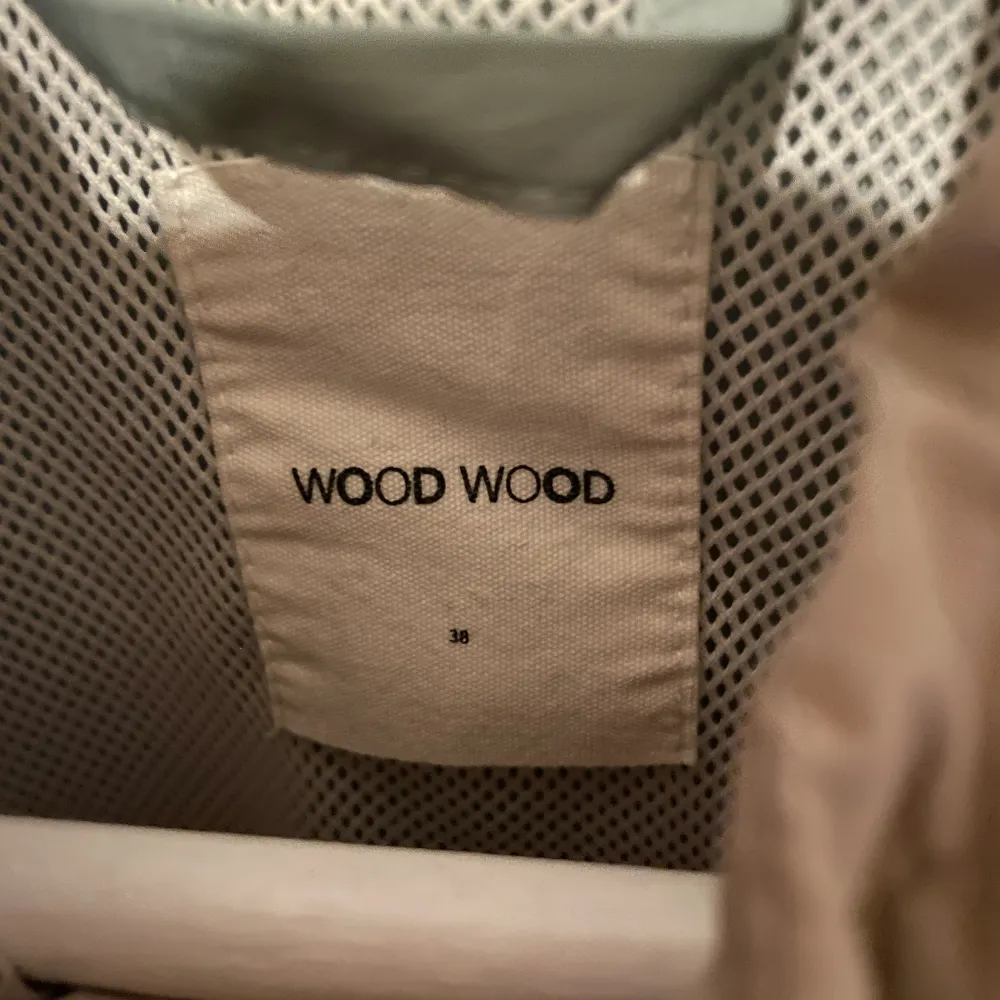 Träningsoverallsjacka/tröja från Wood Wood. Knappt använd, i nyskick! Storlek 38.. Jackor.