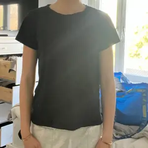 Basic svart T-shirt 
