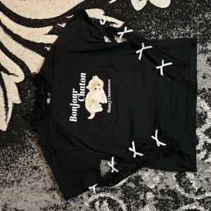 Honey Cinnamom Tee - T-shirt från det japanska märket Honey Cinnamom! Gott skick! Säljer då den inte används. Inkluderar mesh toppen under :)