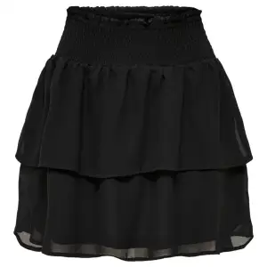 En volang kjol från only i storlek 36, använd endast en gång då jag ej fått användning av den.